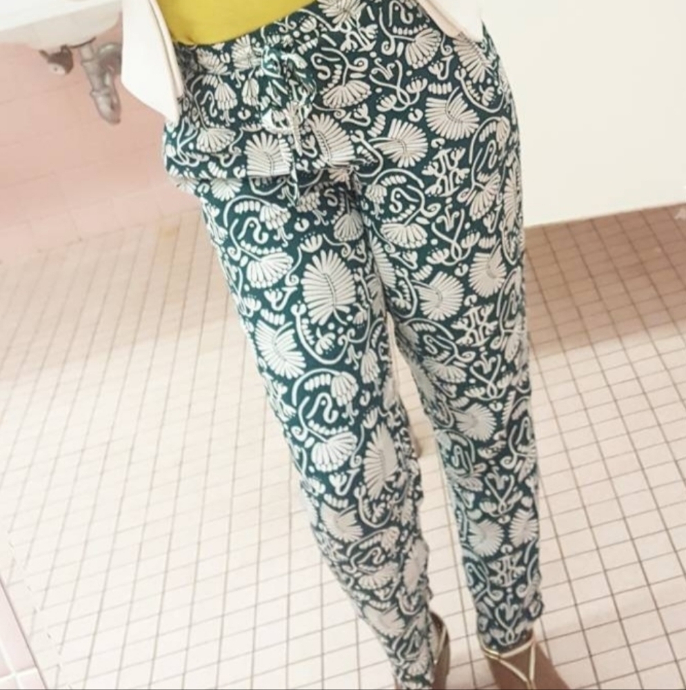 H&M Green and White Patterned Trousers. Size 4
